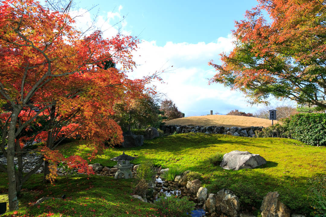 紅葉がいろづく将軍塚青龍殿の庭園の写真