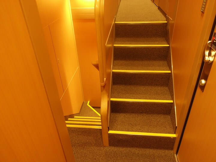 サンライズエクスプレスの1階と2階を分ける階段の写真