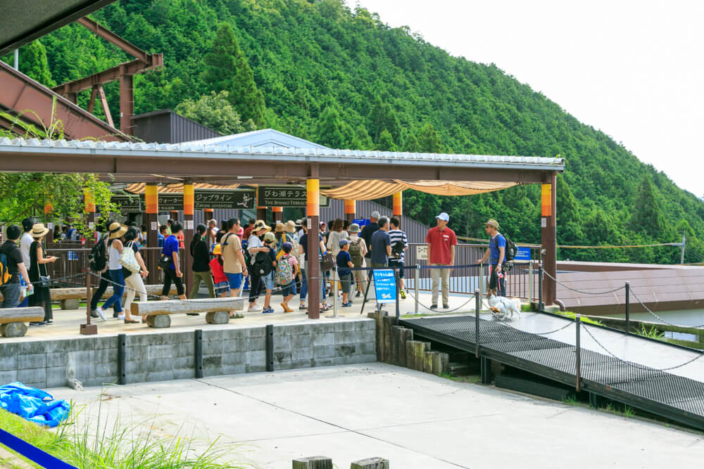 びわ湖バレイのロープウェイ乗り場に並ぶ観光客の写真