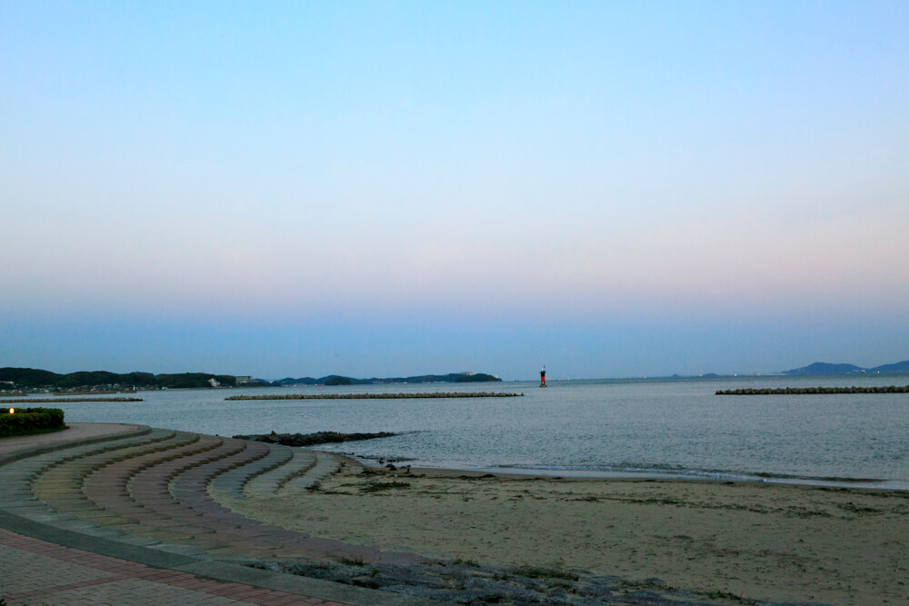 たらそ付近の防波堤から撮影した夕焼けの写真