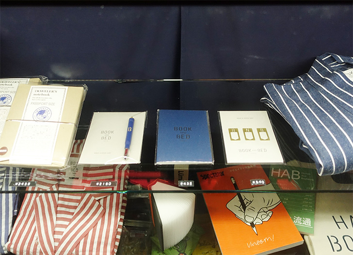 「BOOK AND BED TOKYO 京都店」の受付カウンターで販売されているトラベラーズノートグッズの写真