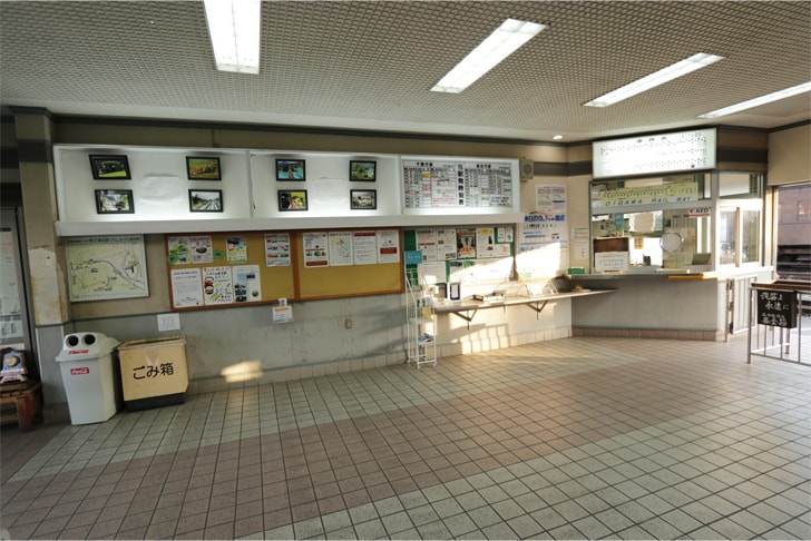 大井川鉄道の新金谷駅の駅舎内の写真
