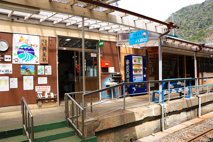 奥泉駅の駅舎の写真