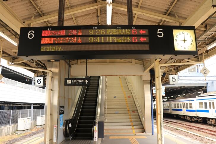 鹿児島中央駅の電光掲示板の写真