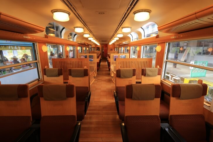 JR九州の観光列車「はやとの風」の内装