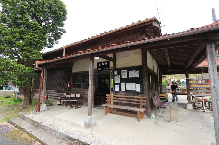JR九州肥薩線の真幸駅の駅舎の写真