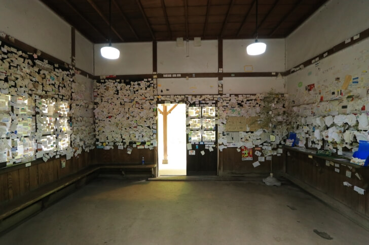 名刺がずらっと貼られたJR九州肥薩線大畑駅の駅舎内の写真