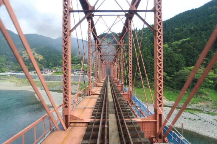 SL人吉の展望ラウンジから球磨川第一橋梁を通過する様子を撮影した写真