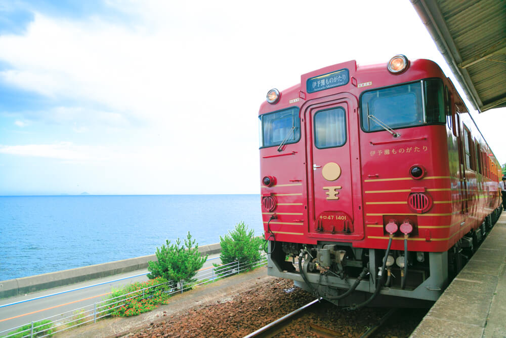 観光列車「伊予灘ものがたり」の写真