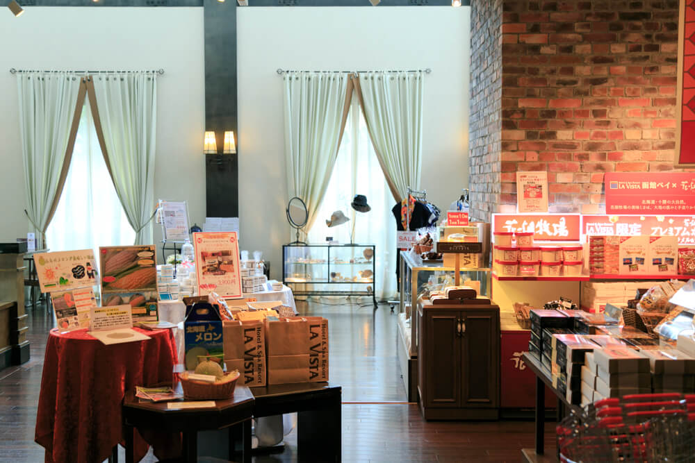 ラビスタ函館ベイのお土産売り場とカフェを撮影した写真