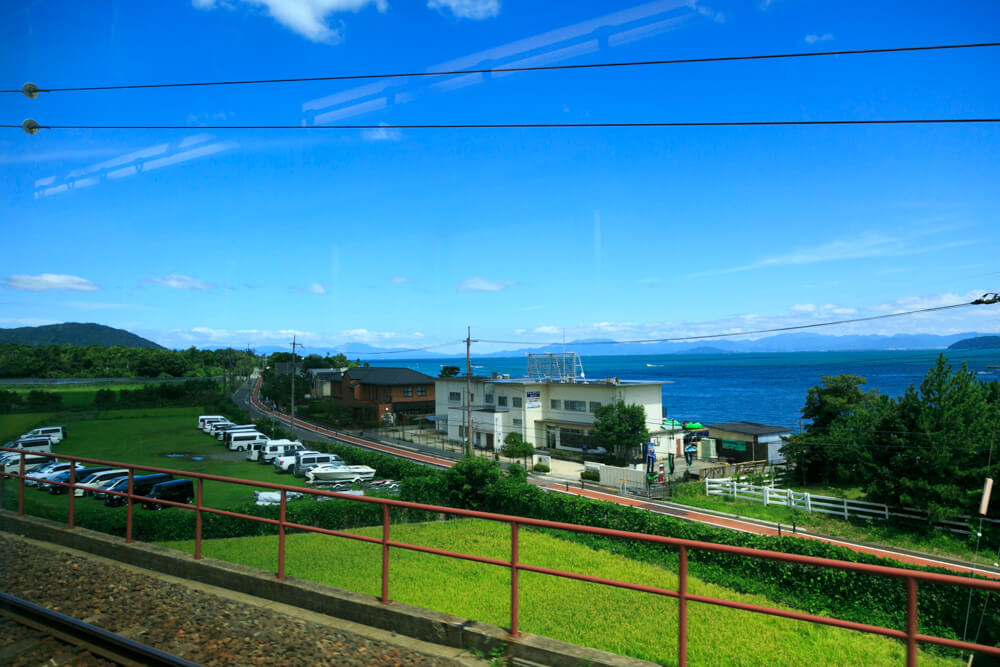 JR湖西線の車窓から眺める琵琶湖の写真