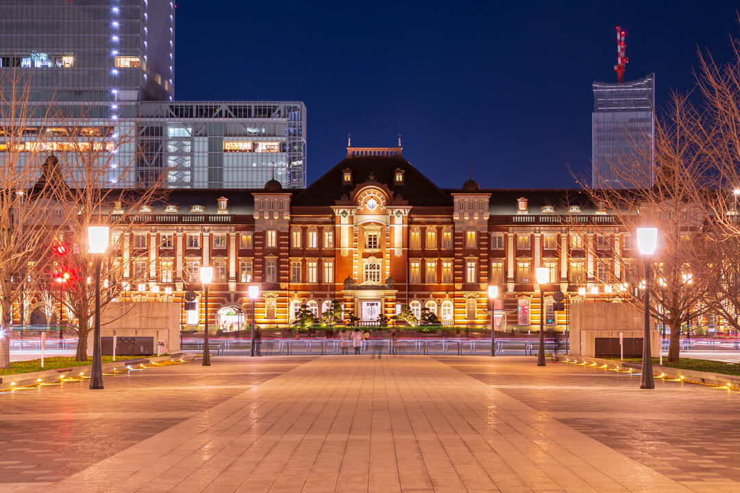 行幸通りから撮影したライトアップされた東京駅丸の内駅舎の写真