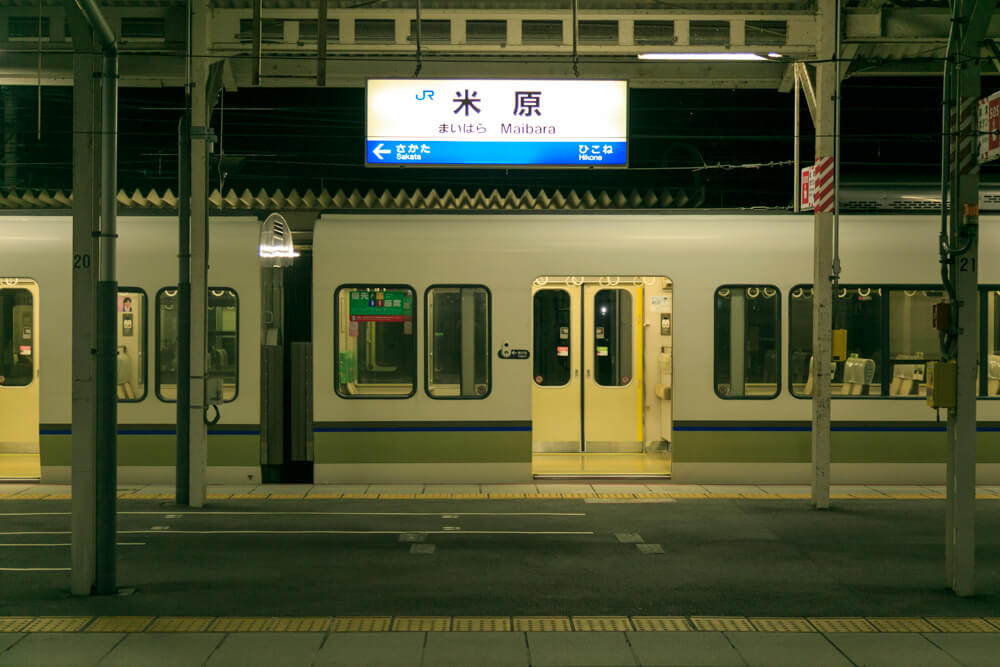 夜の米原駅の写真