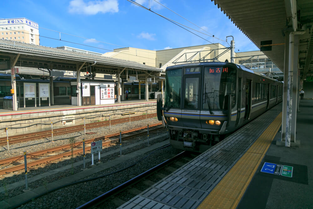 JR米原駅に停車する電車の写真