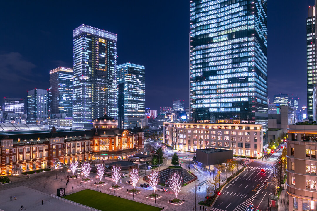 新丸ビル7階テラスから撮影したライトアップされた東京駅丸の内駅舎の写真