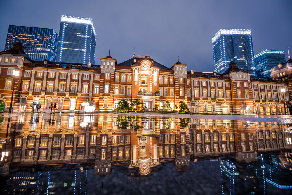 雨の日に撮影した東京駅の夜景