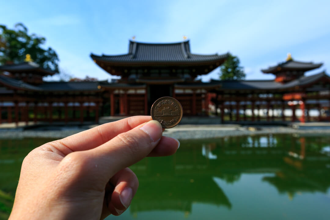 平等院鳳凰堂と10円玉を見比べた写真