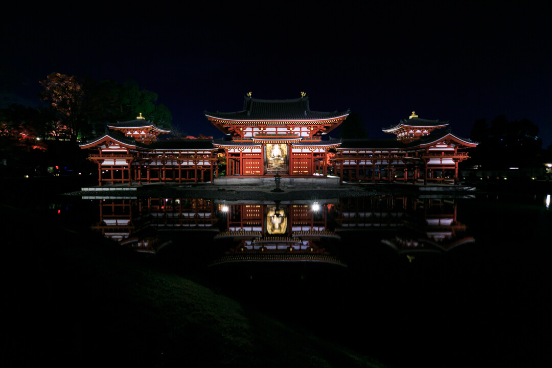 夜間特別拝観でライトアップされた平等院鳳凰堂を正面から撮影した写真