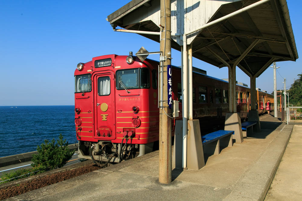 下灘駅に途中停車する観光列車「伊予灘ものがたり」の写真