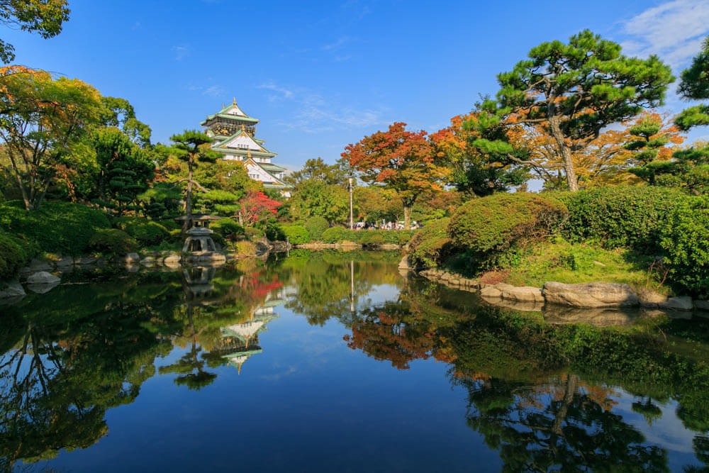 日本庭園に映る大阪城