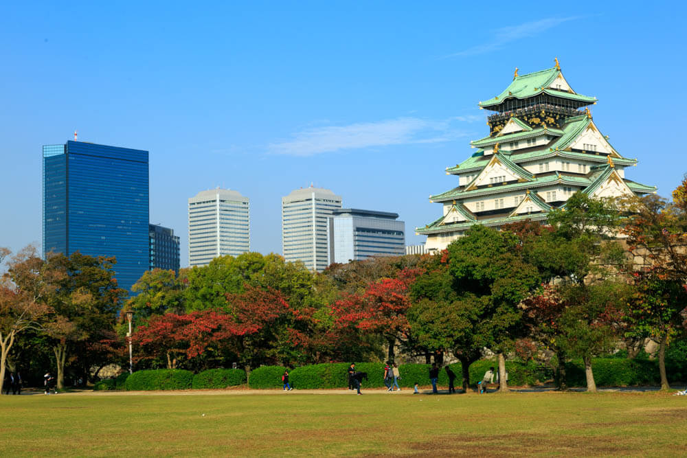 西の丸庭園から撮影した大阪城と大阪ビジネスパーク群の写真