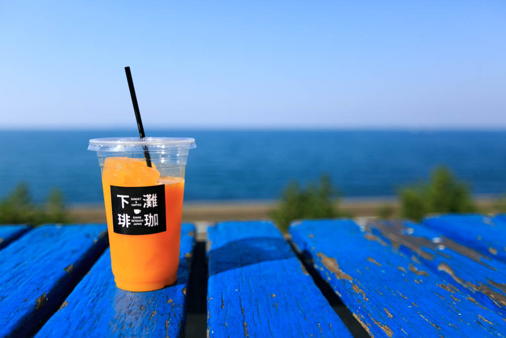 下灘珈琲 （シモナダコーヒー） で購入したオレンジジュースの写真