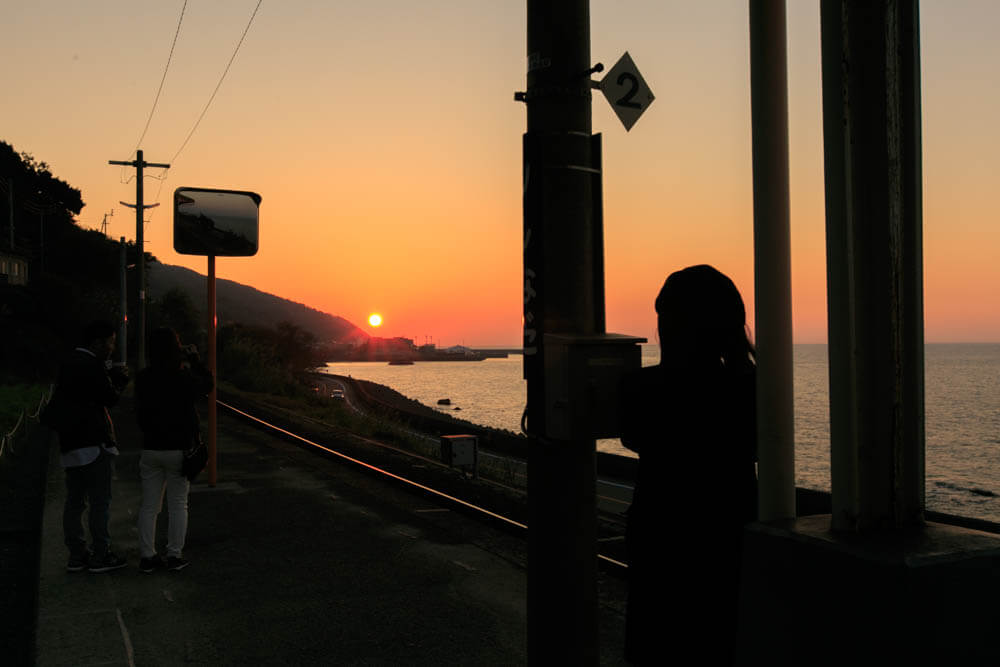 夕焼けと下灘駅の写真