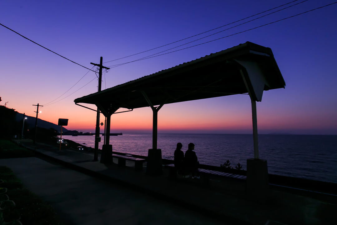 黄昏時の下灘駅の写真