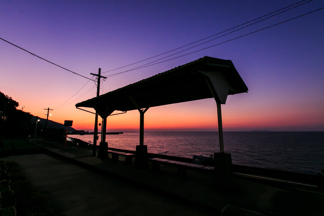 黄昏時の下灘駅の写真