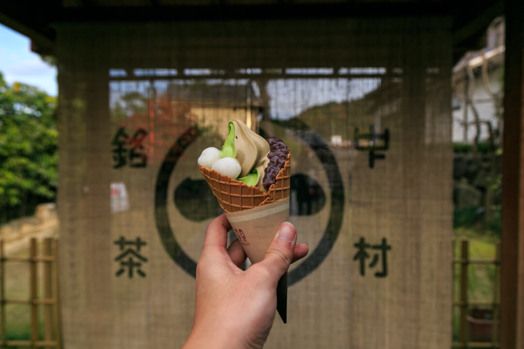 平等院鳳凰堂表参道にある中村藤吉本店の抹茶ソフトクリームの写真