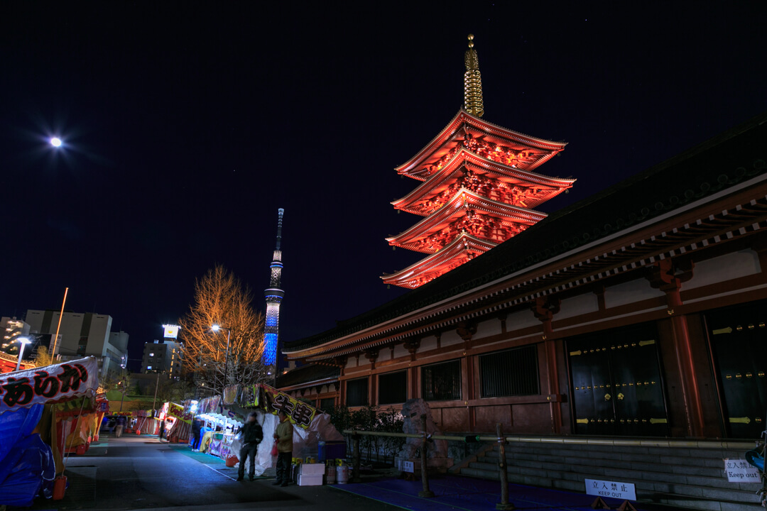 五重の塔と東京スカイツリーの写真