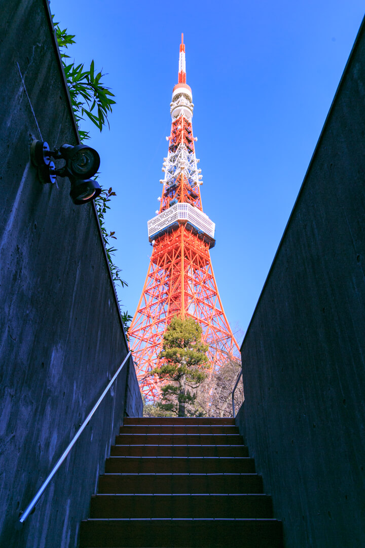 東京タワー駐車場にある階段から撮影した東京タワーの写真