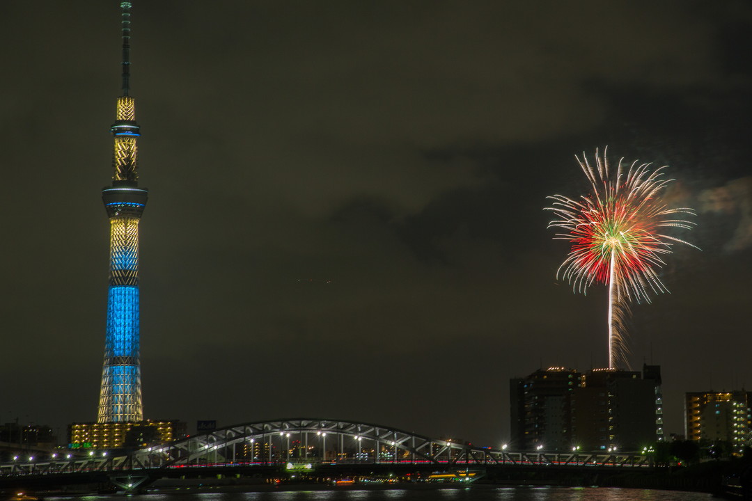 汐入公園から撮影した東京スカイツリーと花火の写真