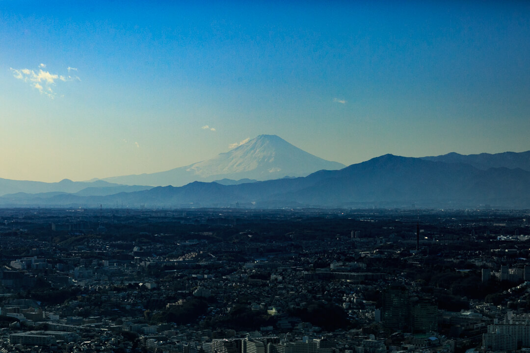 横浜ランドマークタワー西側から撮影した富士山の写真