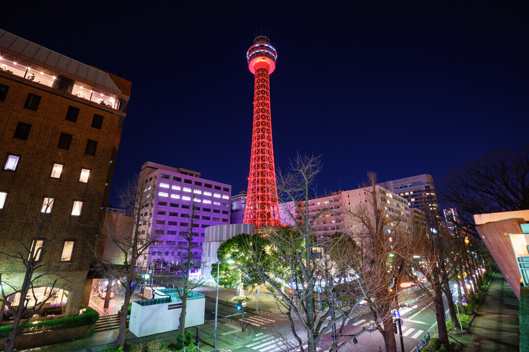 ライトアップされた横浜マリンタワーの写真