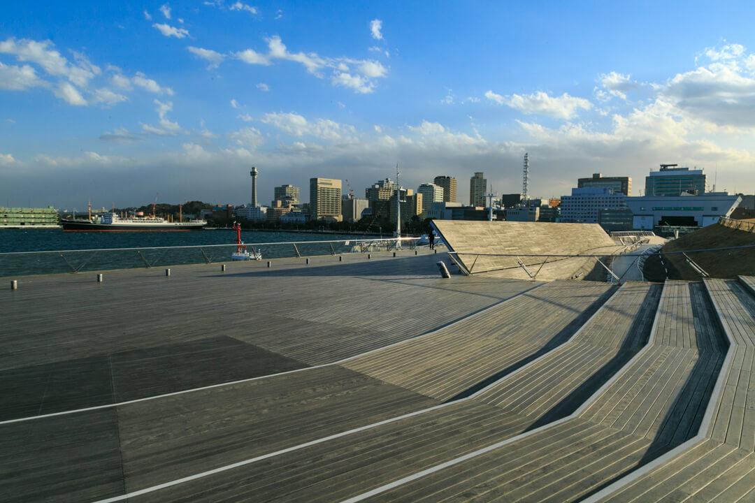 大桟橋から望む横浜マリンタワーの写真