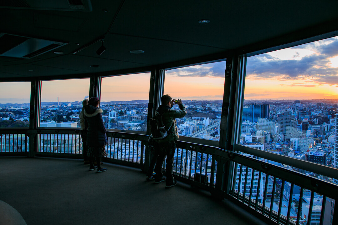 横浜マリンタワー展望フロアの様子を撮影した写真