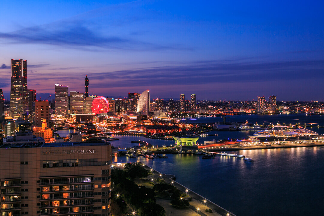 横浜マリンタワーから撮影したトワイライトタイムのみなとみらい21の写真