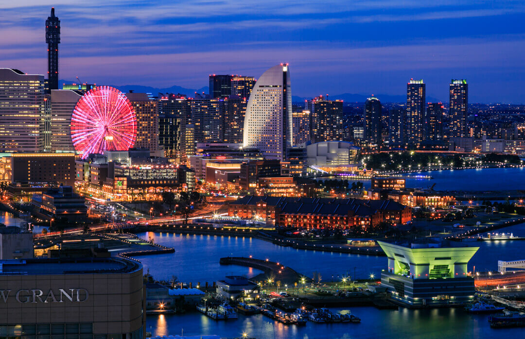 横浜マリンタワーから撮影したライトアップされた赤レンガ倉庫・コスモクロック21・パシフィコ横浜の写真
