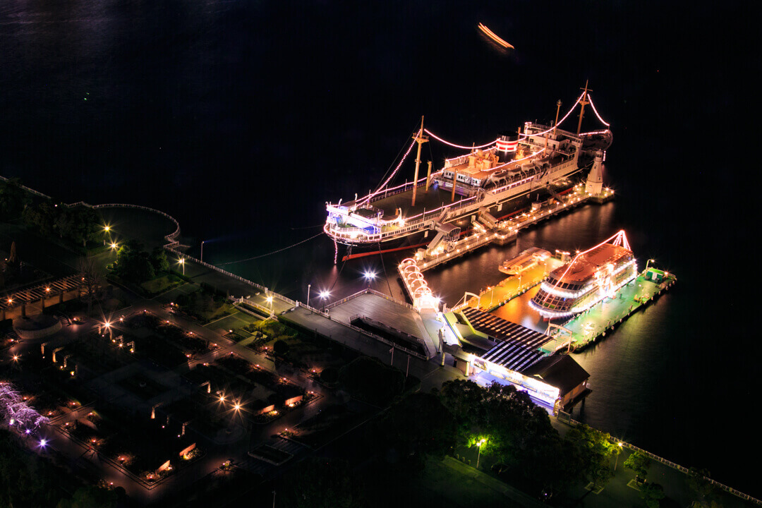 横浜マリンタワーから撮影したライトアップされた日本郵船氷川丸の写真