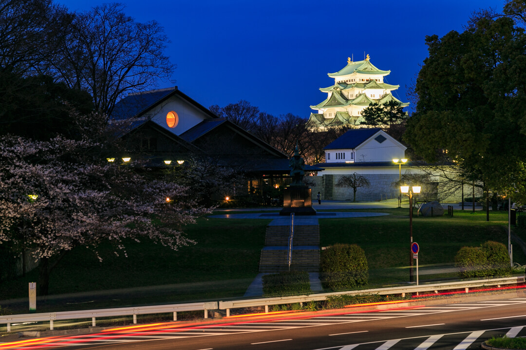 名城歩道橋から撮影した名古屋城の写真