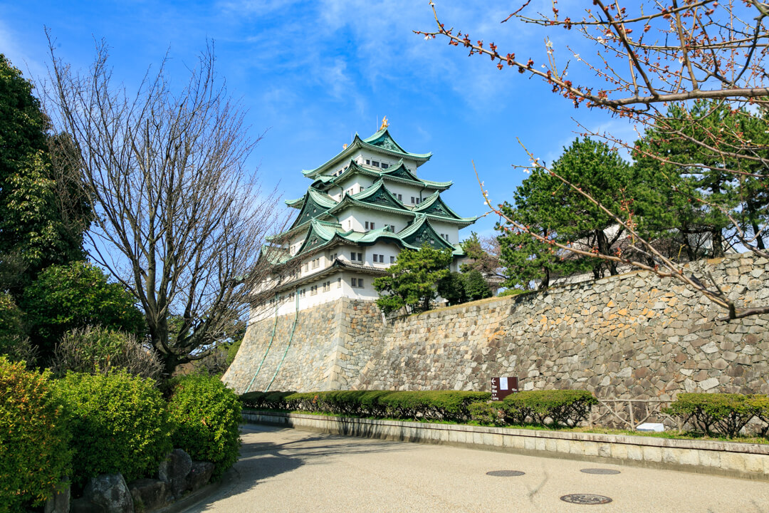 西南隅櫓の付近から撮影した名古屋城の写真