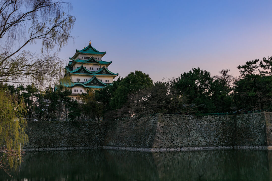 名城公園南西部から撮影した名古屋城の写真