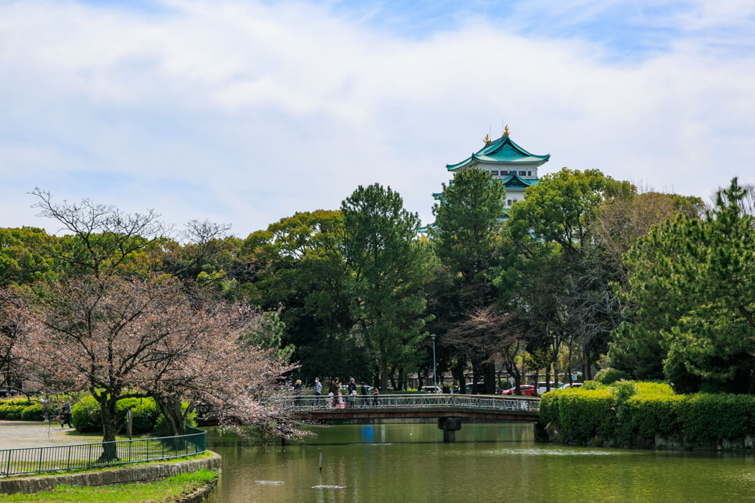 名城公園御深井池から撮影した名古屋城の写真