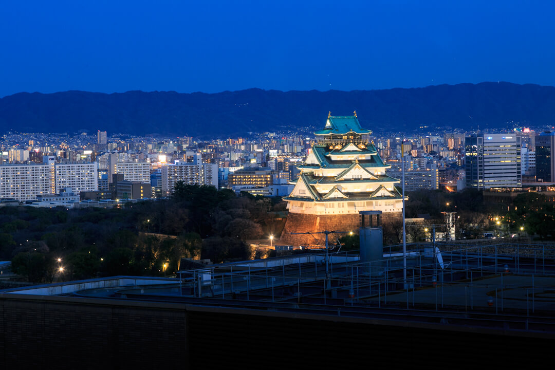OMMビルから撮影したライトアップされた大阪城の写真