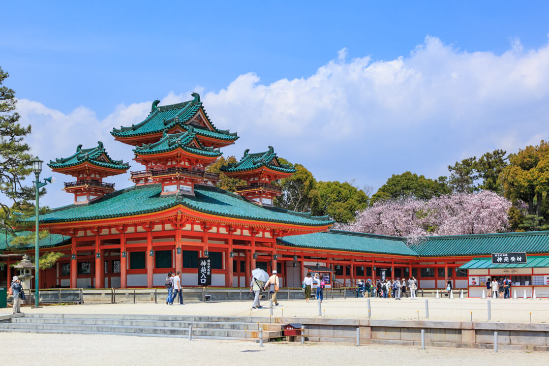 平安神宮と桜の写真