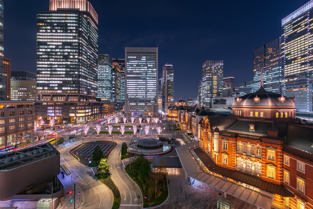 平日に撮影した東京駅のビル夜景