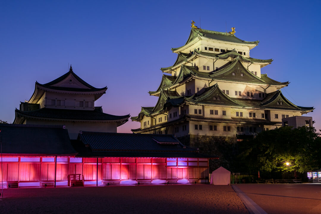 ライトアップされた名古屋城天守閣の写真