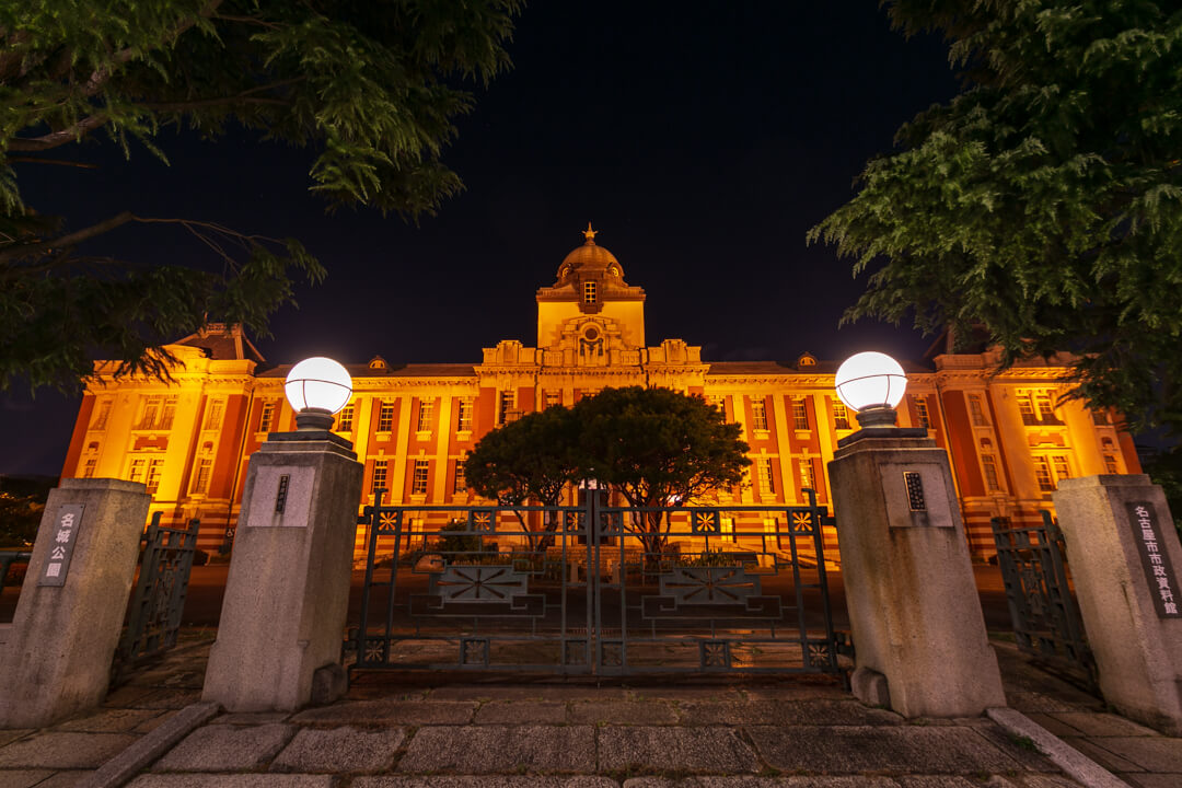 ライトアップされた名古屋市市政資料館の写真