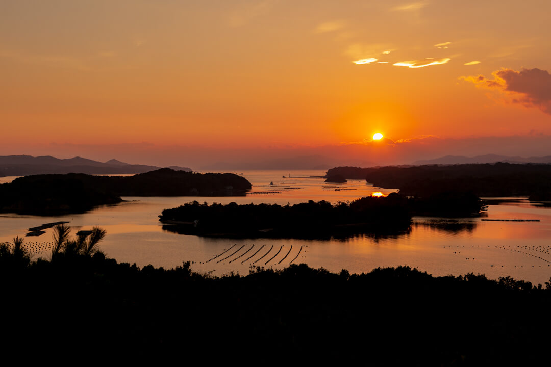 ともやま公園・桐垣展望台から撮った英虞湾の夕日の写真